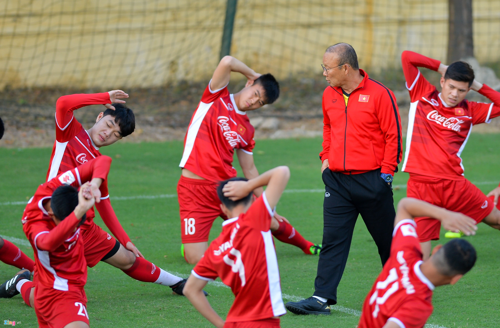 HLV Park căng thẳng khi theo dõi học trò tập luyện trước thềm AFF Cup