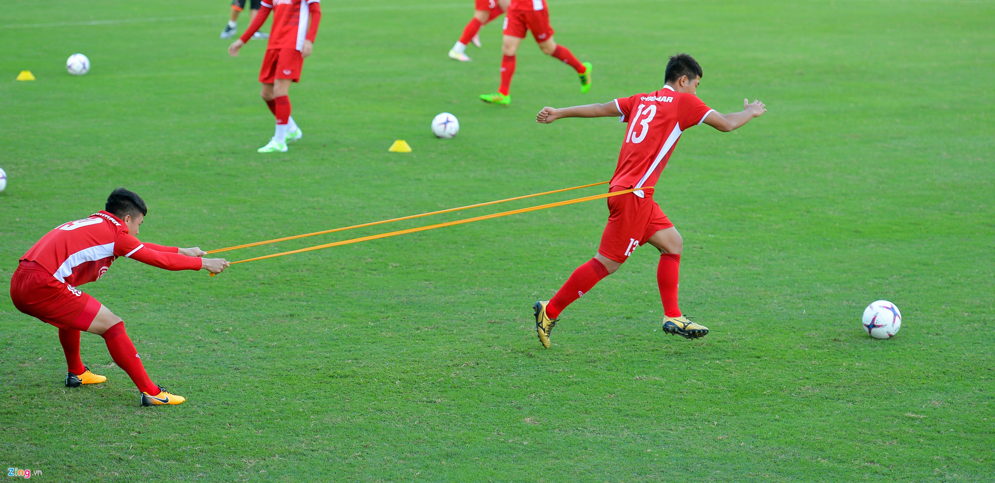 HLV Park căng thẳng khi theo dõi học trò tập luyện trước thềm AFF Cup