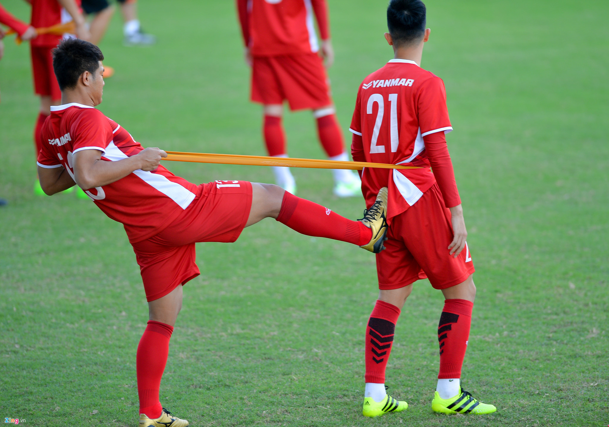 HLV Park căng thẳng khi theo dõi học trò tập luyện trước thềm AFF Cup