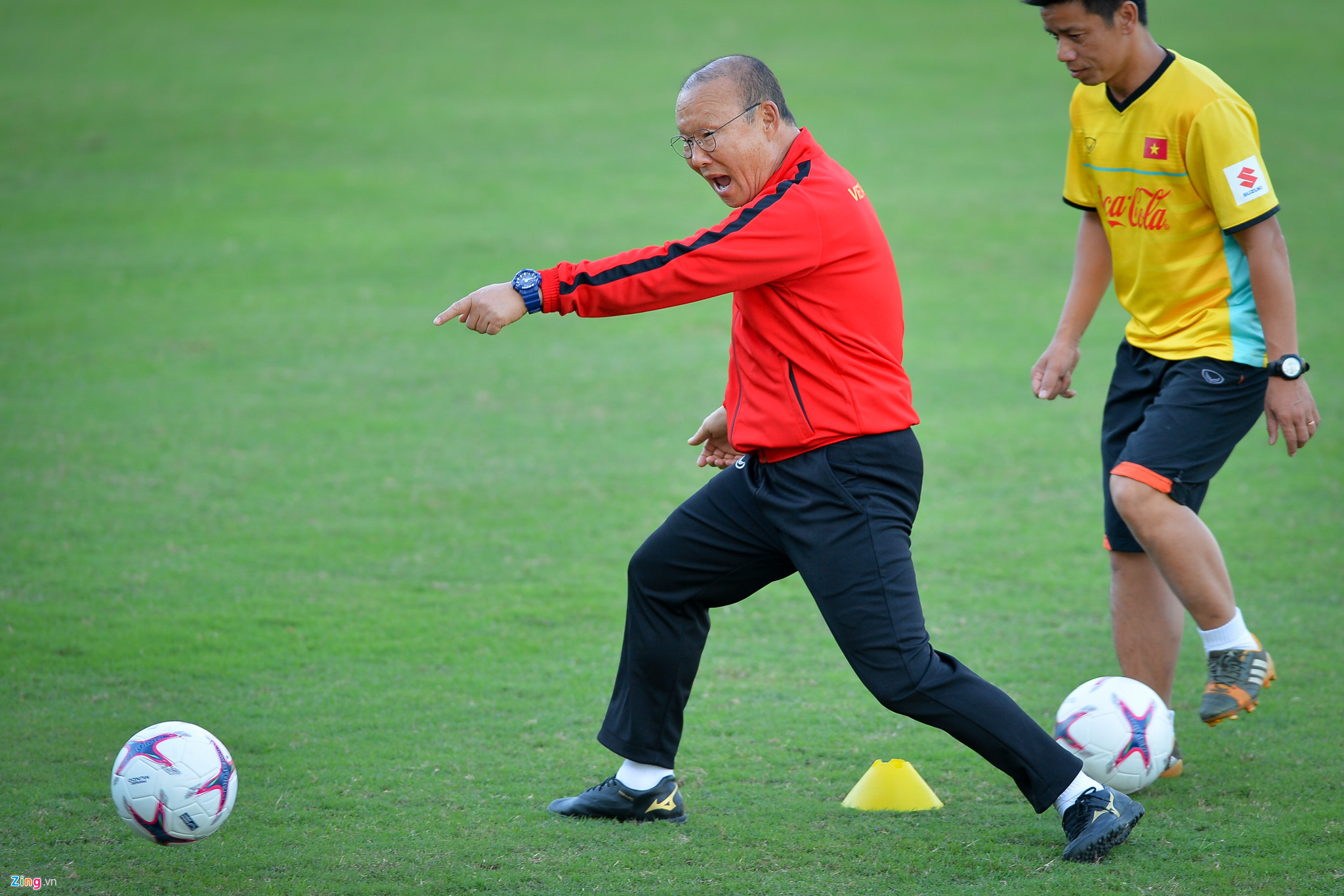 HLV Park căng thẳng khi theo dõi học trò tập luyện trước thềm AFF Cup