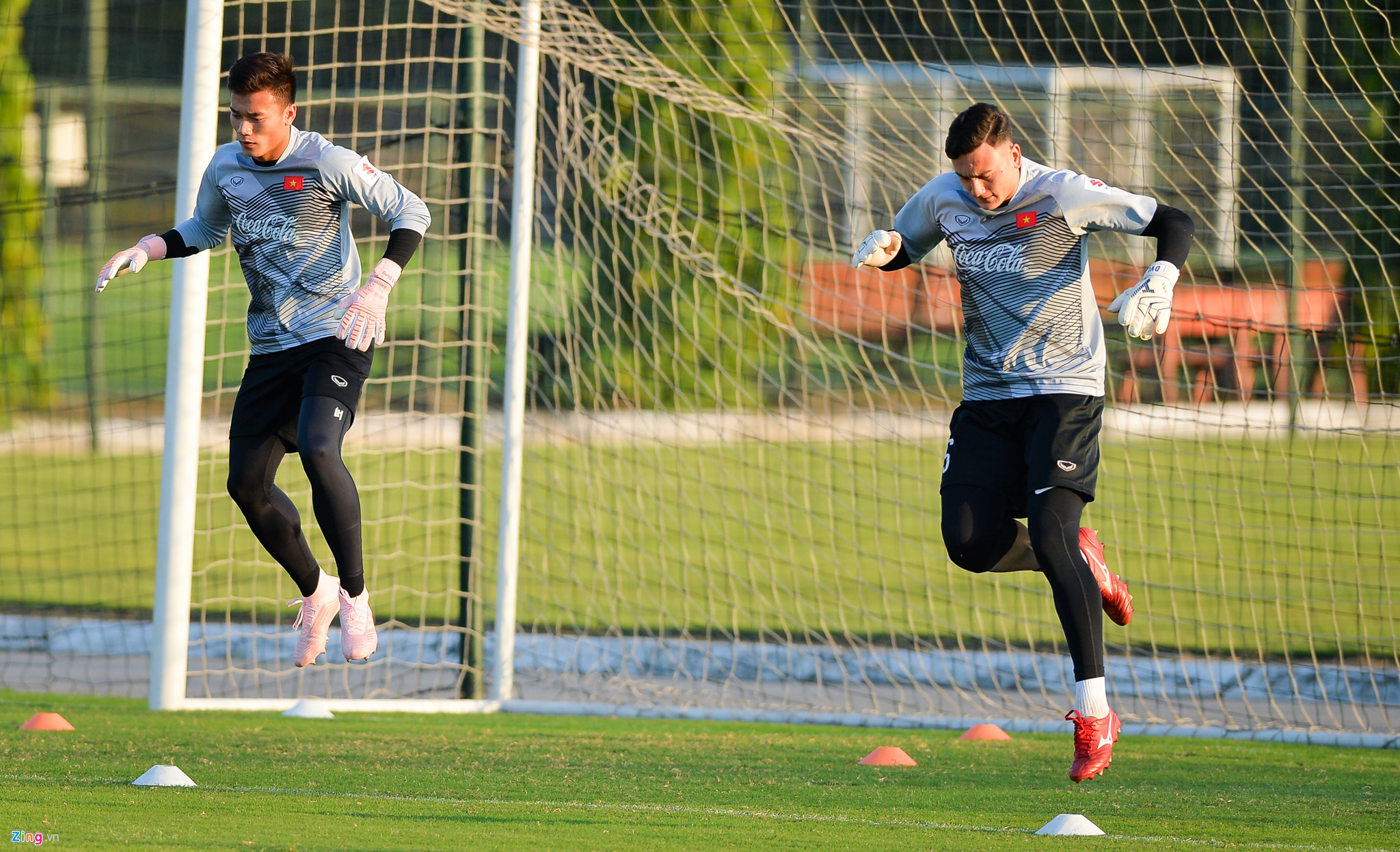 HLV Park căng thẳng khi theo dõi học trò tập luyện trước thềm AFF Cup