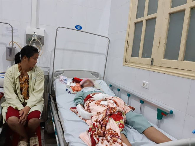 Vụ bé gái bị thiếu niên 13 tuổi cưỡng hiếp rồi cứa cổ diệt khẩu: Nạn nhân đã được chuyển xuống Hà Nội phẫu thuật