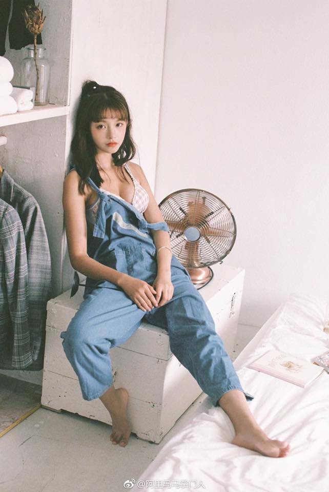 Cô nàng sở hữu khuôn mặt trong trẻo như trẻ thơ nhưng thân hình lại quyến rũ nghẹt thở