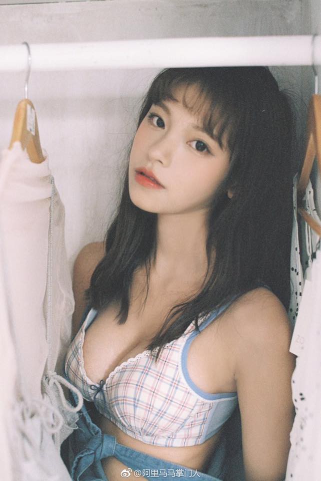 Cô nàng sở hữu khuôn mặt trong trẻo như trẻ thơ nhưng thân hình lại quyến rũ nghẹt thở Cô nàng sở hữu khuôn mặt trong trẻo như trẻ thơ nhưng thân hình lại quyến rũ nghẹt thở
