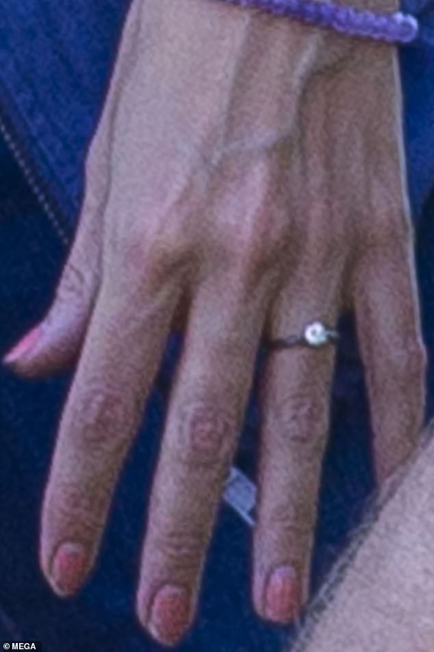 Tay đeo nhẫn kim cương, mẹ của Suri Cruise đã đính ước và chuẩn bị đi bước nữa với tài tử Jamie Foxx?