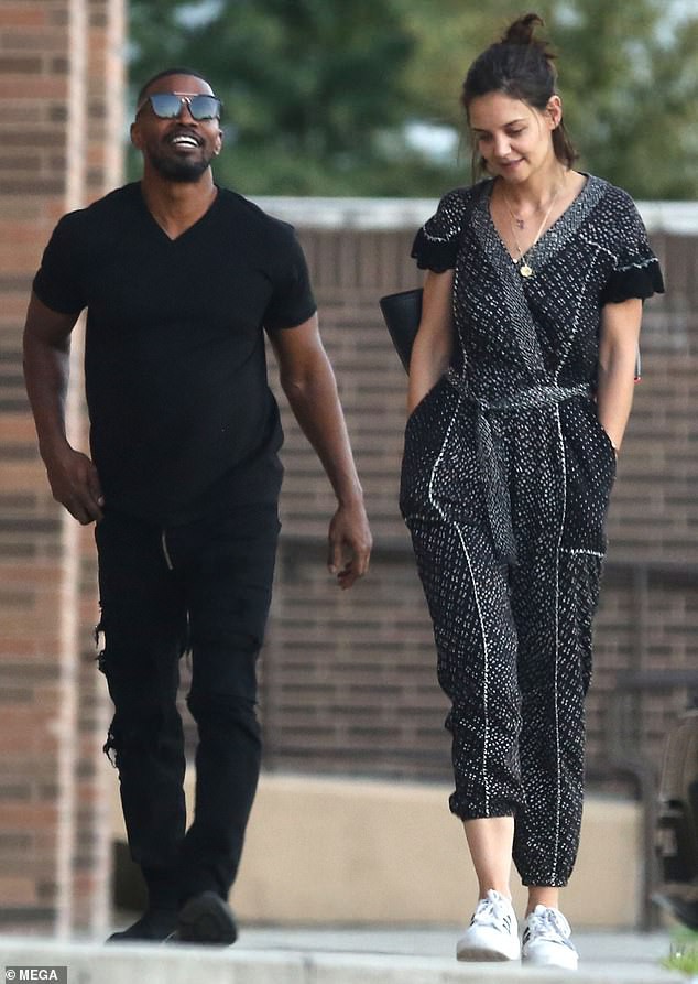 Tay đeo nhẫn kim cương, mẹ của Suri Cruise đã đính ước và chuẩn bị đi bước nữa với tài tử Jamie Foxx?