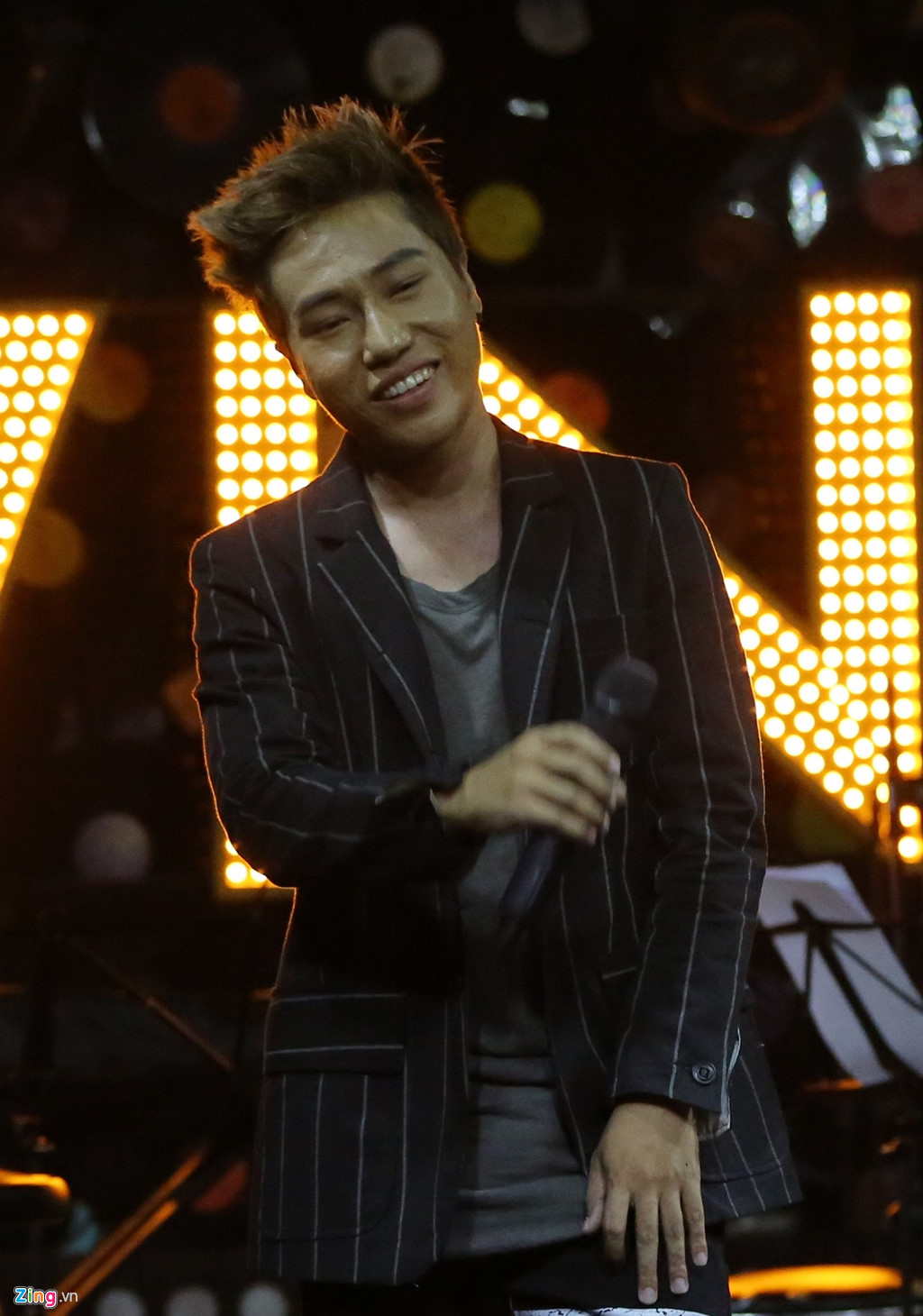 Cứ ra đường là gặp quán quân game show, đi hát và vẫn ăn mì gói