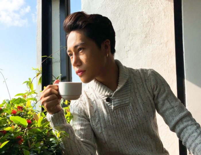 Cứ ra đường là gặp quán quân game show, đi hát và vẫn ăn mì gói