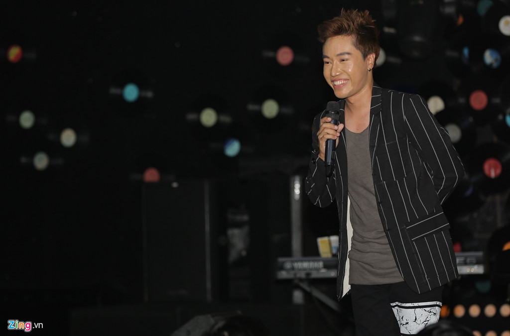 Cứ ra đường là gặp quán quân game show, đi hát và vẫn ăn mì gói