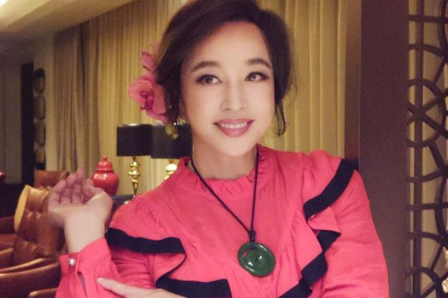 Khoe nhan sắc trẻ trung ở tuổi 63 Võ Tắc Thiên Lưu Hiểu Khánh lại bị bóng gió cưa sừng làm nghé