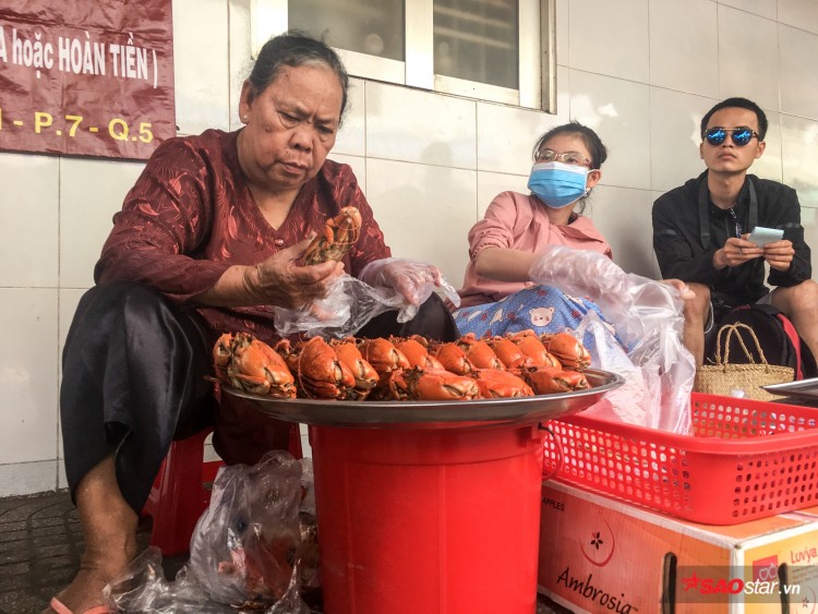 Sau 3 tháng nổi đình nổi đám, mâm cua tiền triệu của dì Ba Sài Gòn giờ đây chỉ còn lác đác khách ghé mua