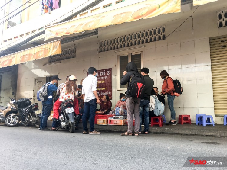 Sau 3 tháng nổi đình nổi đám, mâm cua tiền triệu của dì Ba Sài Gòn giờ đây chỉ còn lác đác khách ghé mua