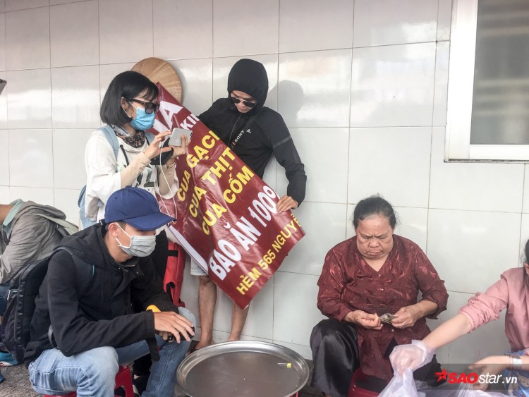 Sau 3 tháng nổi đình nổi đám, mâm cua tiền triệu của dì Ba Sài Gòn giờ đây chỉ còn lác đác khách ghé mua