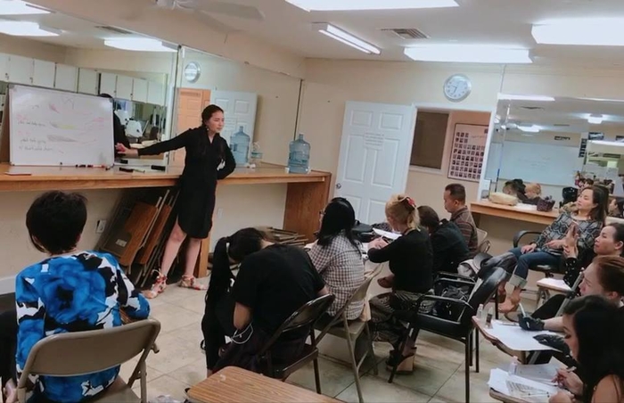 Chịu chơi như Phan Như Thảo: Mua 2 nhà đối diện nhau vì ngại đi làm xa