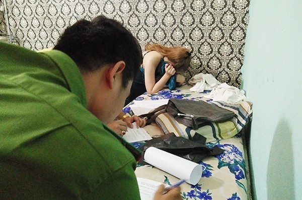 Bắt quả tang nữ nhân viên cơ sở massage bán dâm với giá 1 triệu đồng/lượt