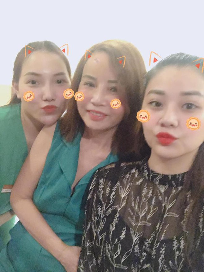 Ham livestream, cô dâu 62 tuổi lộ rõ vẻ già nua, dân mạng nghi ngờ ảnh thẩm mỹ chỉ làm màu để bán hàng online