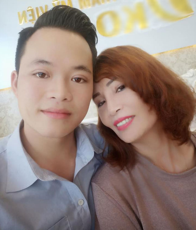 Ham livestream, cô dâu 62 tuổi lộ rõ vẻ già nua, dân mạng nghi ngờ ảnh thẩm mỹ chỉ làm màu để bán hàng online