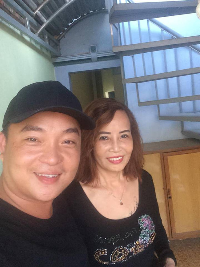 Ham livestream, cô dâu 62 tuổi lộ rõ vẻ già nua, dân mạng nghi ngờ ảnh thẩm mỹ chỉ làm màu để bán hàng online