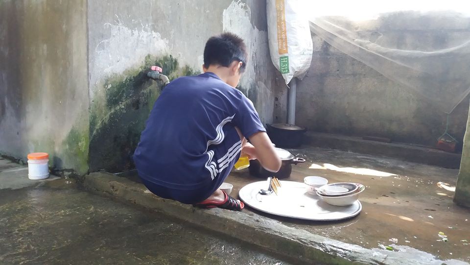 Nam sinh lớp 9 bị cha đánh đập dã man vì dùng ma túy: Có hai thanh niên kề dao vào cổ ép cháu chơi, còn dọa sẽ giết cả nhà