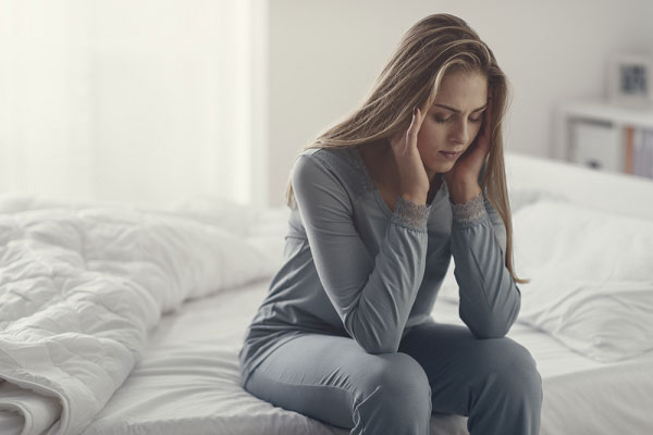 Mẹ chồng mất nhưng chồng tôi vẫn dửng dưng kéo chăn ngủ tiếp mặc cho tôi vừa cuống vừa thương xót bà