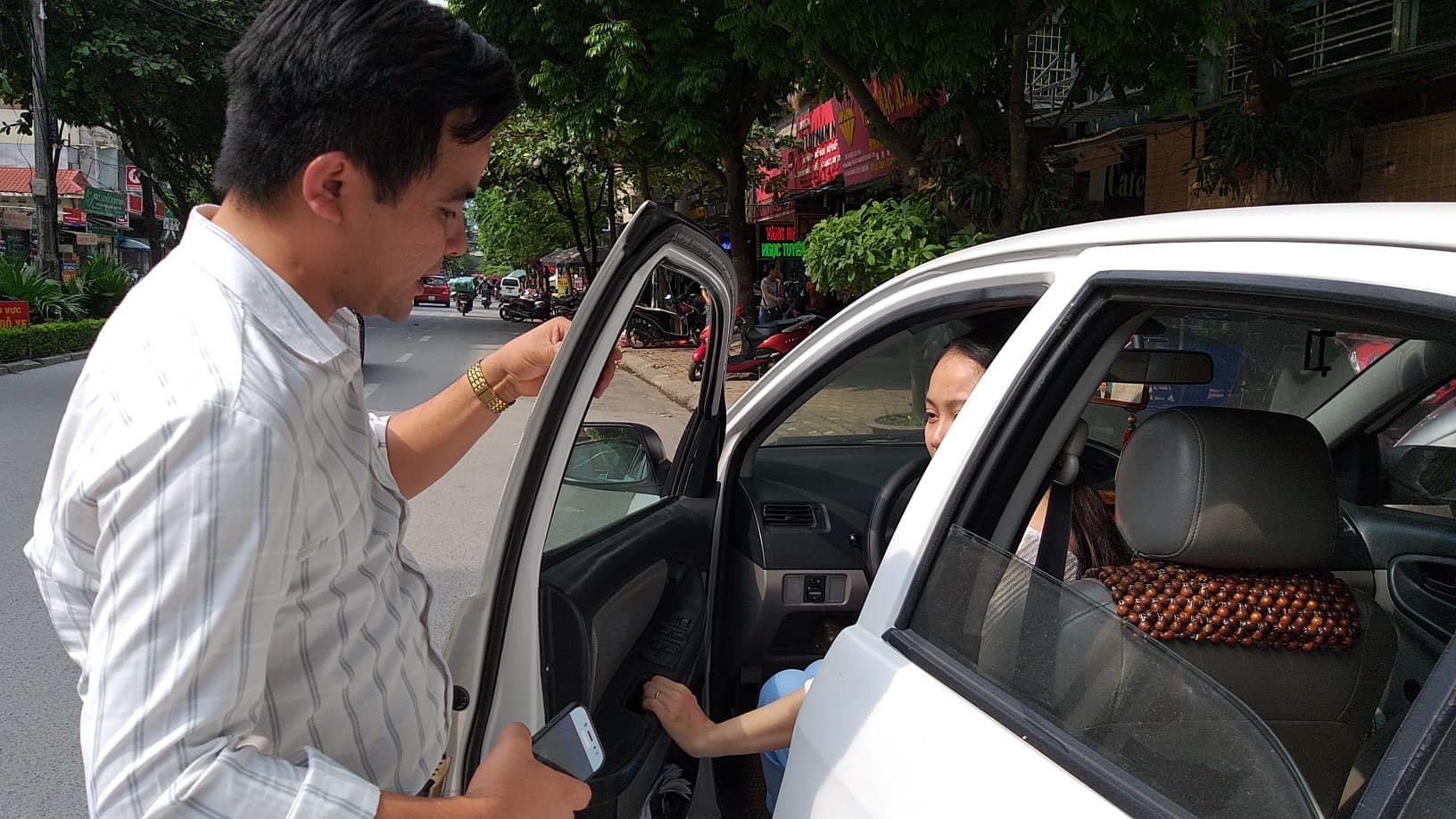 Học viên ngoại tình, thầy giáo lái xe nhận đòn oan