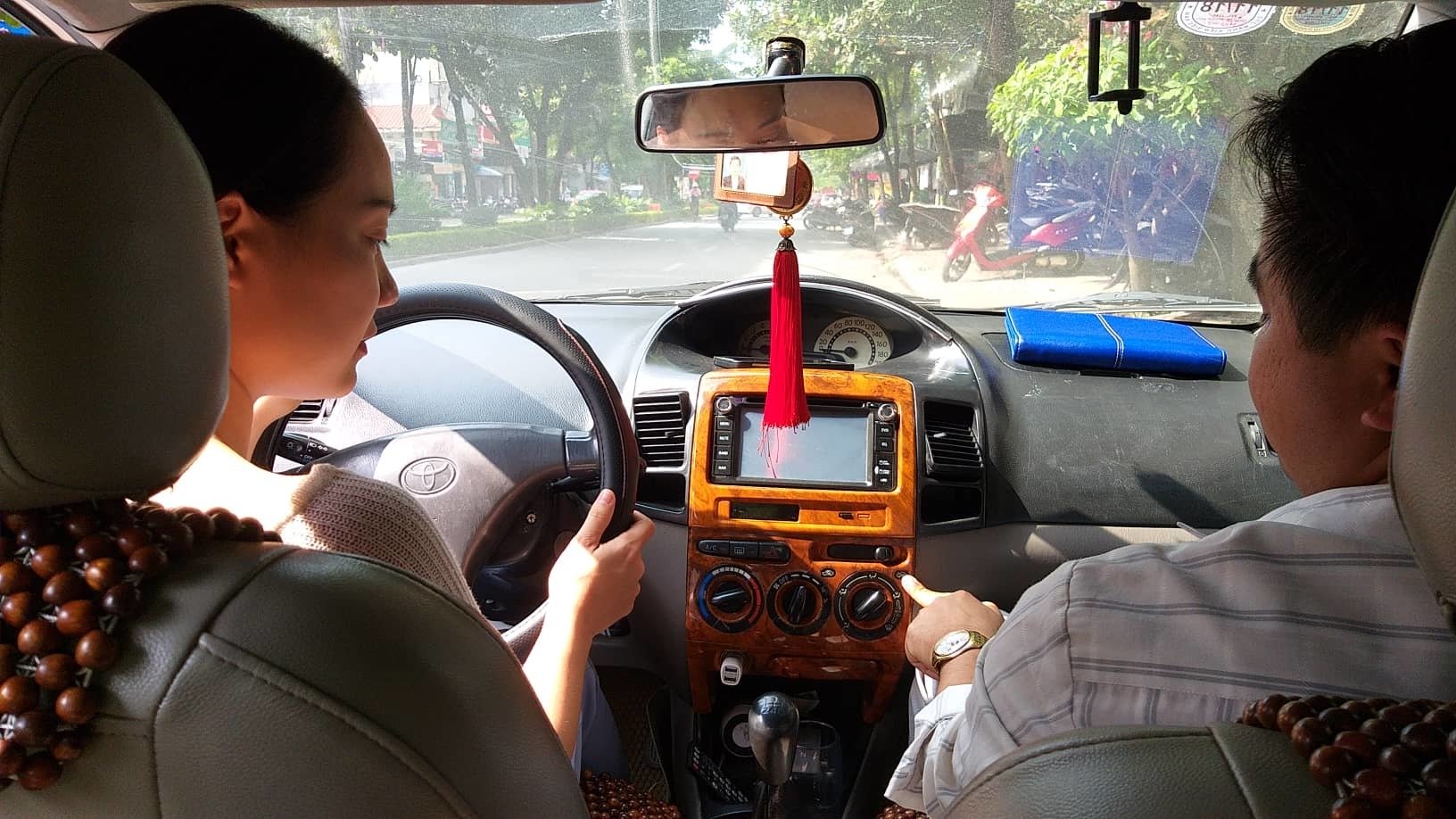 Học viên ngoại tình, thầy giáo lái xe nhận đòn oan