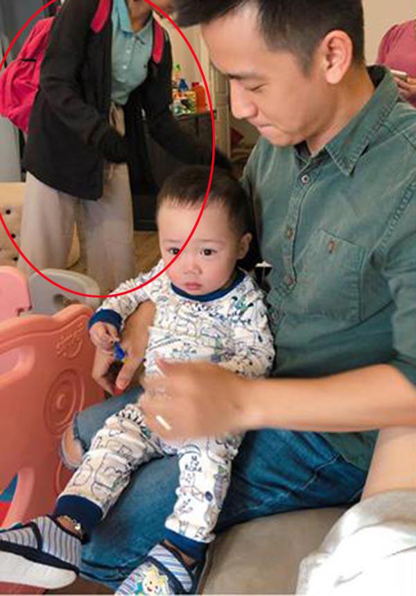 Sau khi ôm con bỏ đi, hotgirl Bella xuất hiện nhưng cư dân mạng lại phát hiện điểm đáng ngờ trên tay bé