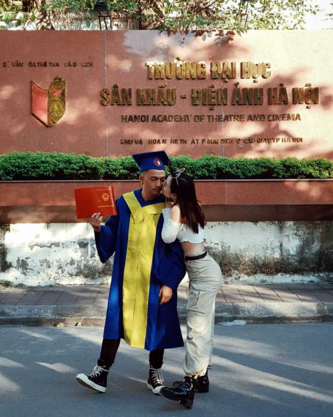 Em gái Lan cave Quỳnh Kool khóa môi bạn trai kém tuổi trong lễ tốt nghiệp