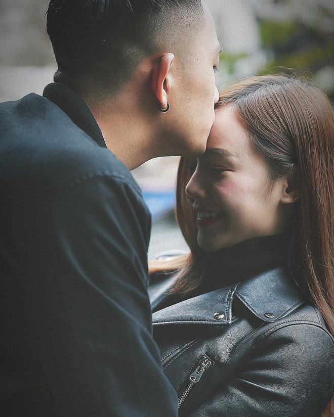 Em gái Lan cave Quỳnh Kool khóa môi bạn trai kém tuổi trong lễ tốt nghiệp