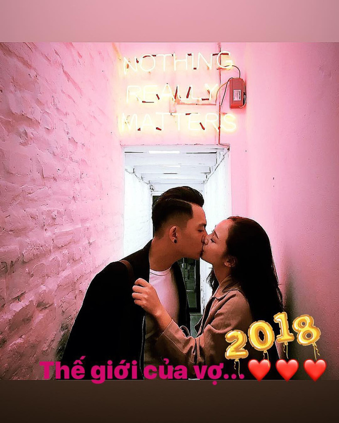 Em gái Lan cave Quỳnh Kool khóa môi bạn trai kém tuổi trong lễ tốt nghiệp