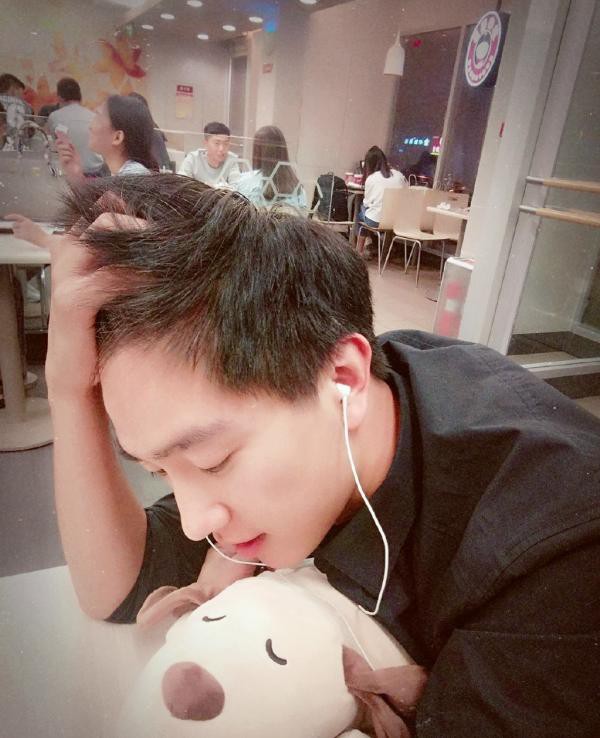 Giảng viên luật điển trai chứng minh Hà Dĩ Thâm của chị em là có thật Giảng viên luật điển trai chứng minh Hà Dĩ Thâm của chị em là có thật