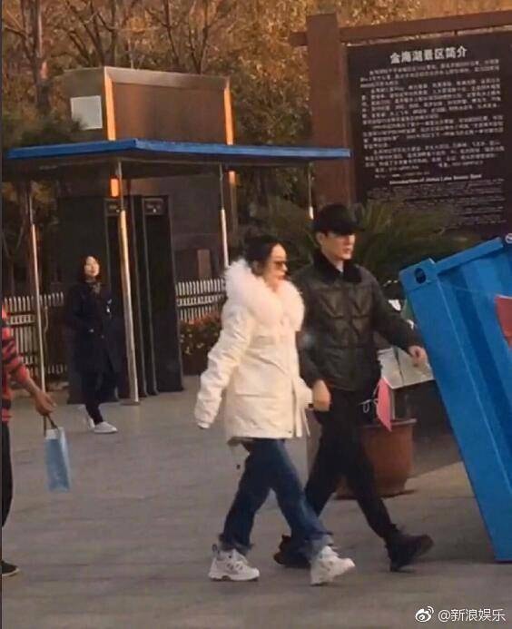 Lần đầu xuất hiện cùng Phùng Thiệu Phong sau kết hôn, Triệu Lệ Dĩnh lộ vòng 2 lớn