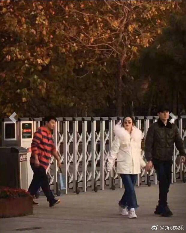 Lần đầu xuất hiện cùng Phùng Thiệu Phong sau kết hôn, Triệu Lệ Dĩnh lộ vòng 2 lớn