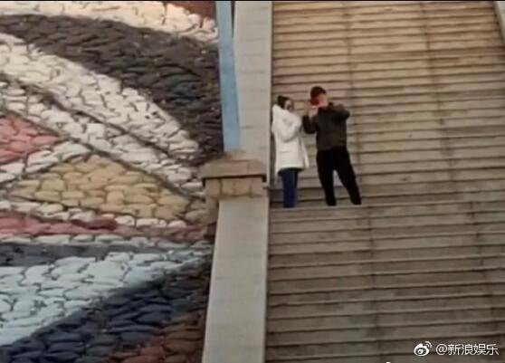 Lần đầu xuất hiện cùng Phùng Thiệu Phong sau kết hôn, Triệu Lệ Dĩnh lộ vòng 2 lớn