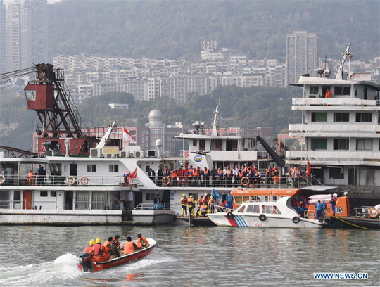 Tài xế và hành khách đánh nhau, xe buýt lao xuống sông giết chết 13 người