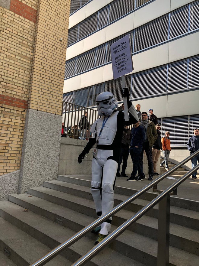 Ảnh nhân viên Google đình công chống quấy rối tình dục trên toàn cầu