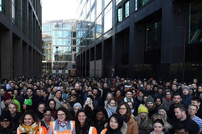 Ảnh nhân viên Google đình công chống quấy rối tình dục trên toàn cầu