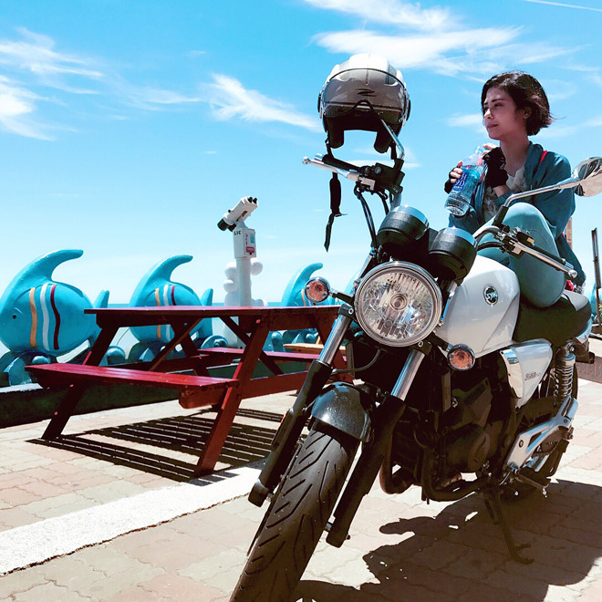 Vẻ ngoài nóng bỏng, cá tính của 3 chị em là con lai Pháp