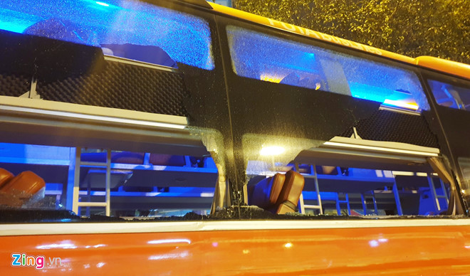 Xe tải va chạm ôtô khách giữa khuya ở ngã tư Hàng Xanh