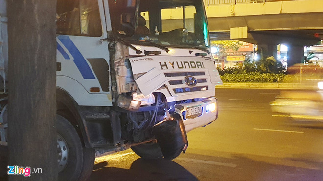 Xe tải va chạm ôtô khách giữa khuya ở ngã tư Hàng Xanh