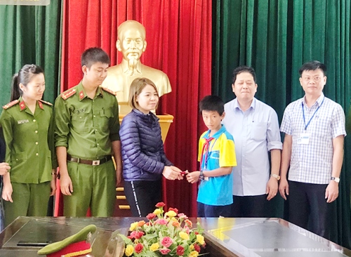 Nam sinh lớp 6 trả lại túi vàng cho người đánh rơi