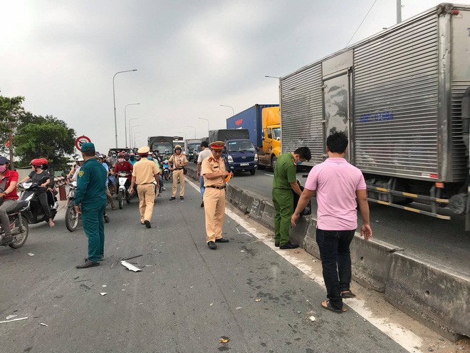 Cự cãi sau va chạm giao thông, nam thanh niên rút dao đâm rồi tông thẳng xe máy khiến 1 người tử vong