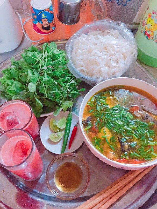 Chán cơm nấu bún, vợ trẻ nhận vô số lời khen với bữa ăn hoàn hảo cho tới khi bị hỏi về cốc nước lạ