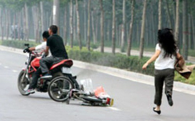 Cướp táo tợn tại Sài Gòn: Cô gái bị thanh niên dùng roi điện đánh vào đầu, giật túi xách