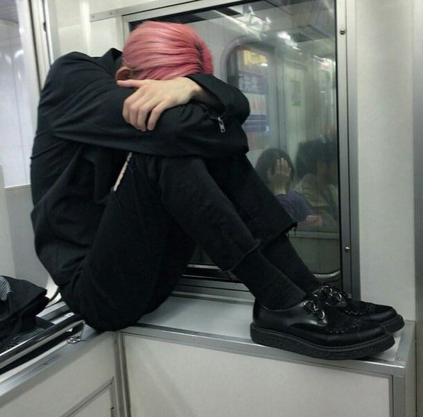 Tận cùng cô đơn: Tự lập nick giả nhắc mình ngủ sớm, để relationship, mua bánh kem kỷ niệm hẹn hò như thật!