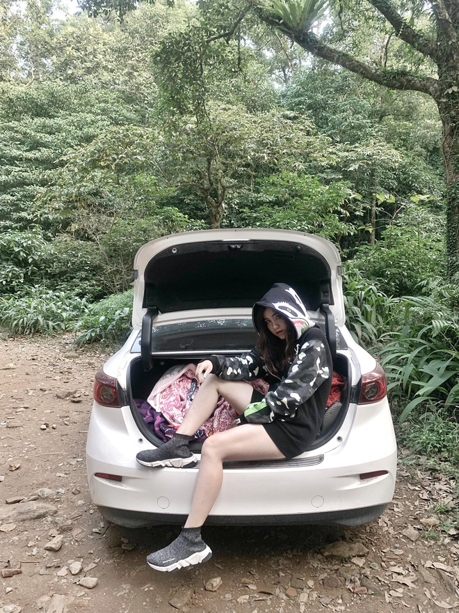 Mẫu ảnh của hội Hypebeast Hà Nội: Cũng là tiểu thư con nhà giàu, khí chất sang chảnh Mẫu ảnh của hội Hypebeast Hà Nội: Cũng là tiểu thư con nhà giàu, khí chất sang chảnh