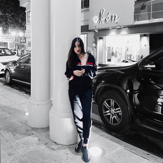 Mẫu ảnh của hội Hypebeast Hà Nội: Cũng là tiểu thư con nhà giàu, khí chất sang chảnh Mẫu ảnh của hội Hypebeast Hà Nội: Cũng là tiểu thư con nhà giàu, khí chất sang chảnh