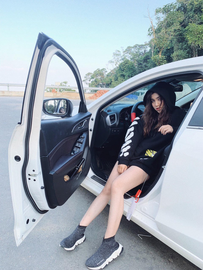 Mẫu ảnh của hội Hypebeast Hà Nội: Cũng là tiểu thư con nhà giàu, khí chất sang chảnh Mẫu ảnh của hội Hypebeast Hà Nội: Cũng là tiểu thư con nhà giàu, khí chất sang chảnh