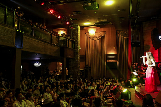 Kim Lý say sưa ngắm Hà Hồ, không rời mắt khỏi bạn gái