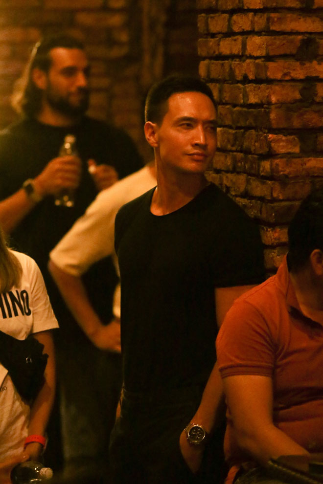 Kim Lý say sưa ngắm Hà Hồ, không rời mắt khỏi bạn gái